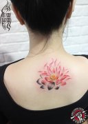 颈部水墨莲花纹身作品由武汉专业纹身店打造