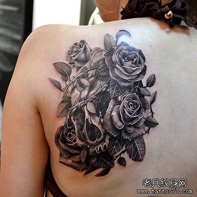 背部玫瑰花纹身图案由武汉纹身店推荐