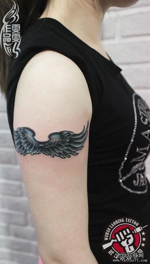 大臂翅膀纹身作品遮盖旧纹身图案