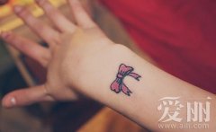 小清新手部蝴蝶结纹身图案