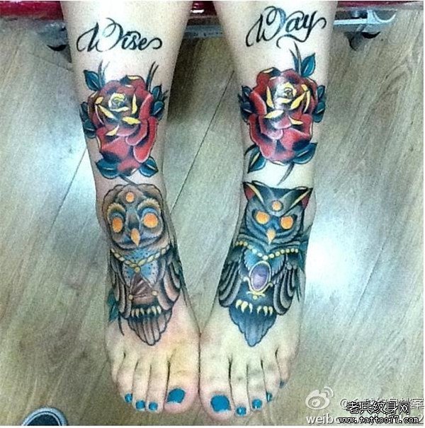 脚背彩色猫头鹰玫瑰花纹身图案由武汉纹身店推荐