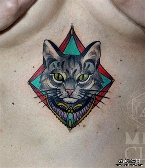 胸部彩色猫咪纹身图案由武汉纹身店推荐