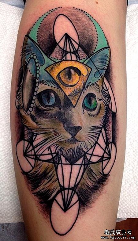 腿部彩色欧美猫咪上帝之眼纹身图案由武汉纹身推