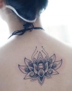 女性背部莲花纹身图案由武汉纹身店推荐