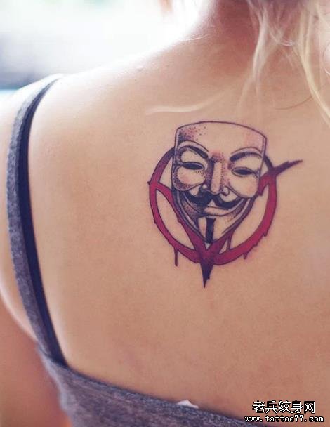 女性背部V字仇纹身图案由武汉纹身店推荐