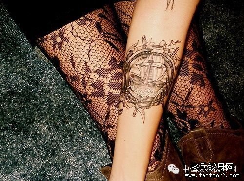 女性手臂帆船纹身图案