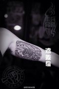 兵哥打造的手臂内侧欧美纹身作品遮盖旧字母