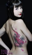 女性腰部彩色鱼纹身图案由武汉最好的纹身馆推荐