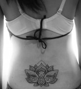 女性腰部点刺莲花纹身图案由武汉纹身馆推荐