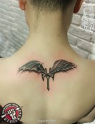 后颈部天使恶魔翅膀纹身作品由武汉女纹身师制作