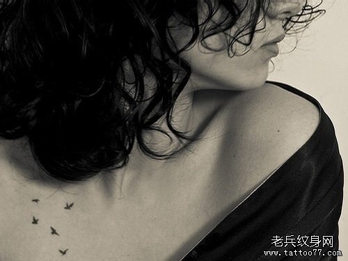 小清新胸部鹰纹身图案