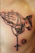 胸口祈祷之手十字架纹身图案由武汉纹身店推荐