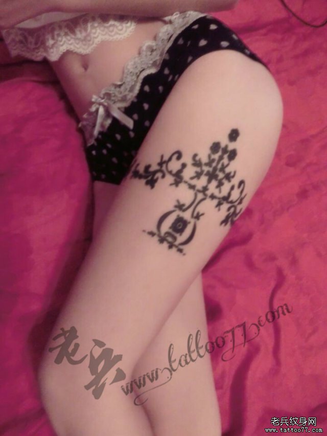 长腿美女和她的腿部纹身图案