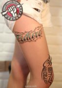 武汉纹身师疯子打造的性感大腿花体字母纹身作品