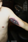 手臂内侧撕皮拉链眼睛纹身作品