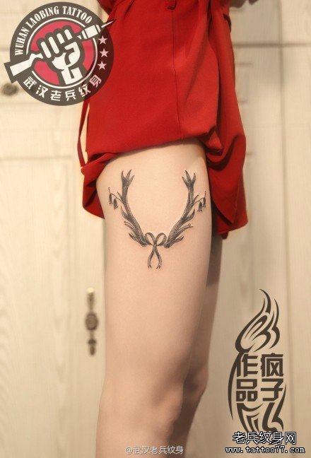 大腿侧面小清新鹿角纹身作品