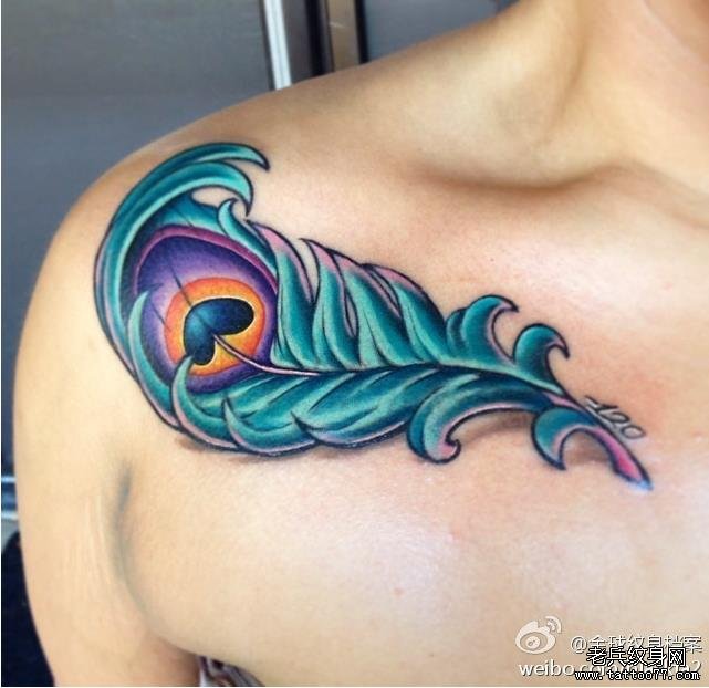 胸部孔雀毛纹身图案由武汉最好的纹身网推荐