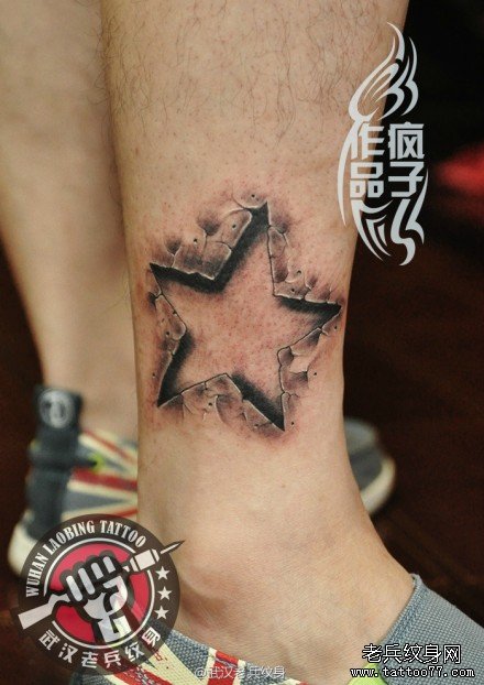 脚踝撕皮五角星纹身作品