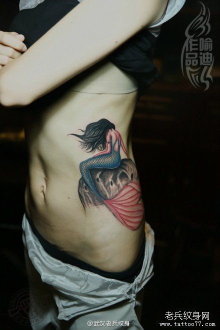 最疼的纹身部位之一——侧腰美人鱼纹身作品及寓意