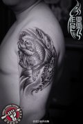 武汉最好的女纹身师雯雯制作的手臂黑灰鲤鱼莲花纹身作品及意义