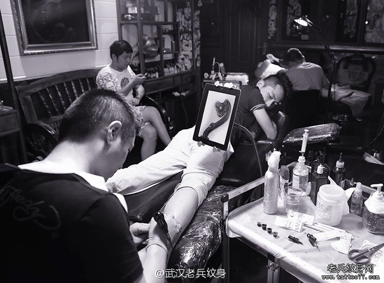 2014年8月13日兵哥打造脚部如意纹身作品花絮