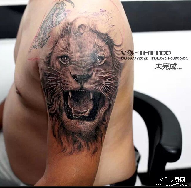 手臂狮子纹身图案