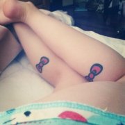 武汉最好的纹身店推荐一款女性腿部蝴蝶结纹身