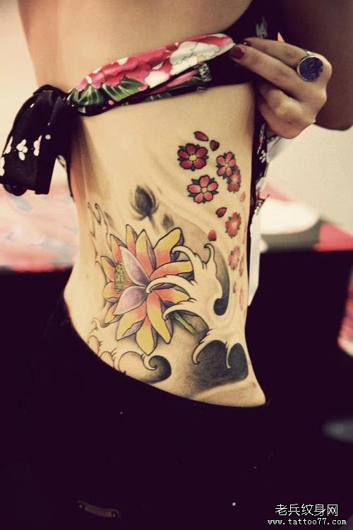 女性侧腰莲花纹身图案