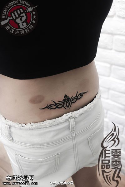 精致而不夸张的美女后腰部的图腾腰花纹身作品