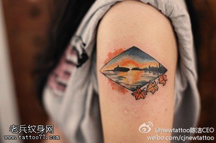 手臂彩色纹身图案