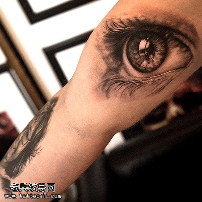 手臂眼睛纹身图案