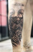 一款腿部黑白牛魔王纹身图案由武汉纹身提供