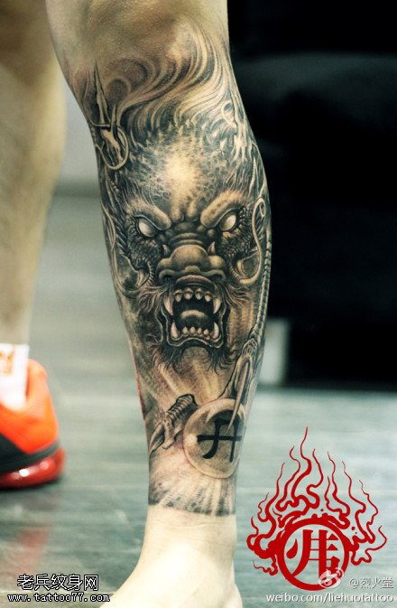 腿部霸气的龙头纹身图案