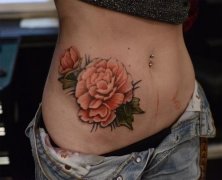 一款女性腹部玫瑰花纹身图案由武汉最好的纹身店提供