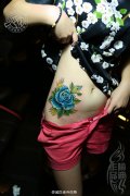 女性腹部玫瑰花纹身作品遮盖旧纹身图案