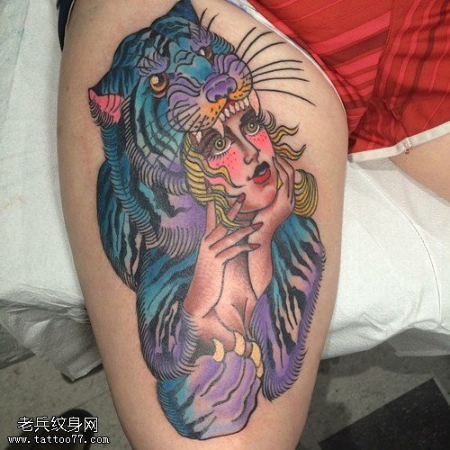 腿部彩色老虎女郎纹身图案