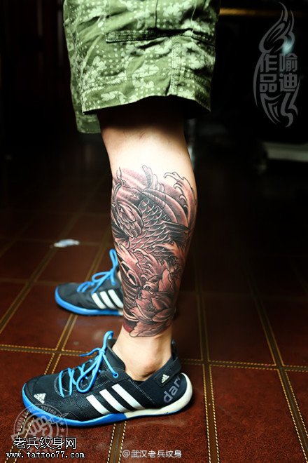 武汉专业纹身店为新疆顾客制作的小腿鲤鱼莲花纹身作品