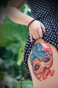 女性腿部彩色面具羽毛纹身图片