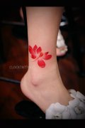 女性腿部彩色莲花纹身图片由武汉纹身馆提供