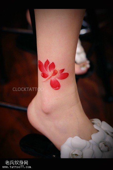 女性腿部彩色莲花纹身图片