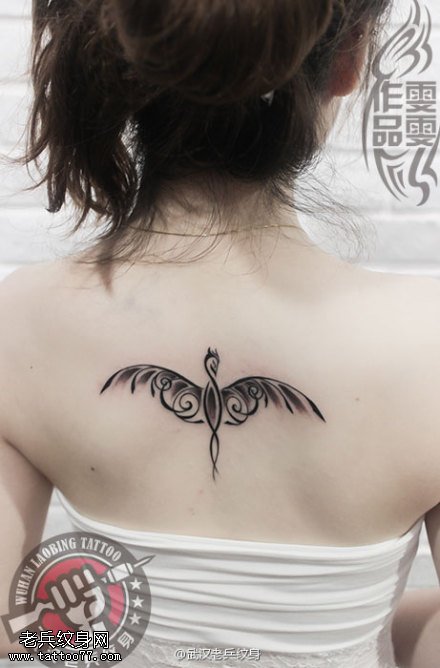 美女后背凤凰纹身作品由武汉专业女纹身师制作