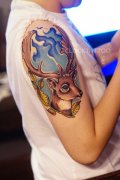 武汉纹身馆提供一款手臂泼墨彩色羚羊纹身图片