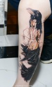 武汉纹身提供一款腿部乌鸦女郎纹身图片
