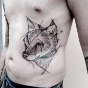 腹部线条狼头纹身图片由武汉纹身馆提供