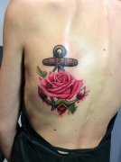 女性背部彩色船锚玫瑰花纹身图片由武汉纹身提供