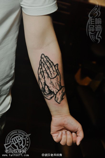 小手臂内侧图腾抽象祈祷之手纹身作品