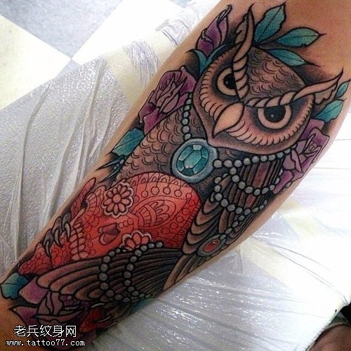 手臂彩色猫头鹰纹身图案