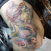 侧腰彩色美人鱼纹身图片由武汉纹身店提供