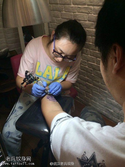 武汉老兵纹身店女纹身师手部纹身制作中