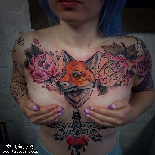 女性胸口狐狸牡丹纹身图案